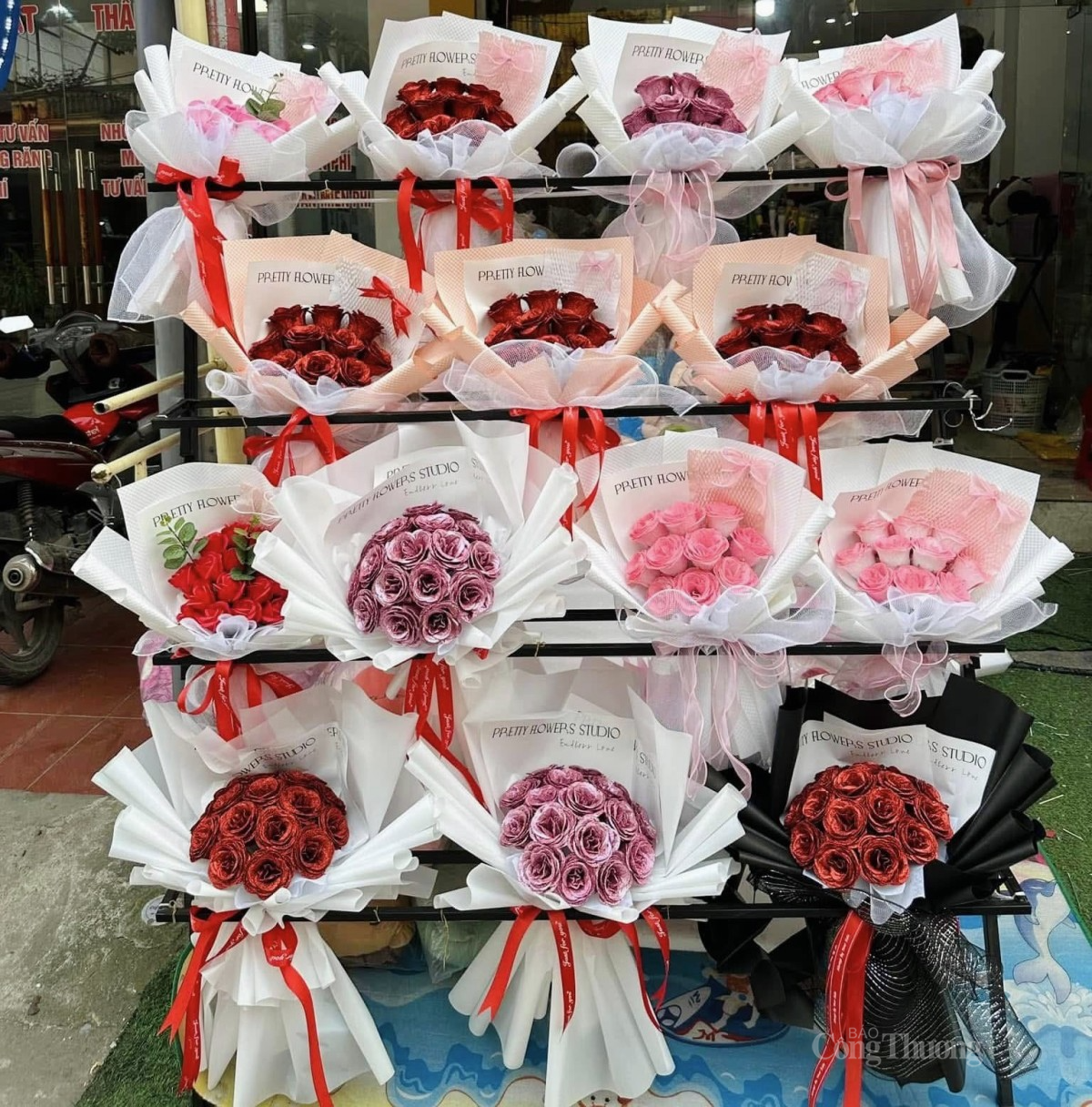 Các bó hoa sáp thơm, hoa nhũ có đặc điểm giá bình dân và bền hơn hoa tươi. Ảnh: Nguyễn Vân Các bó hoa sáp thơm, hoa nhũ có đặc điểm giá bình dân và bền hơn hoa tươi. Ảnh: Nguyễn Vân