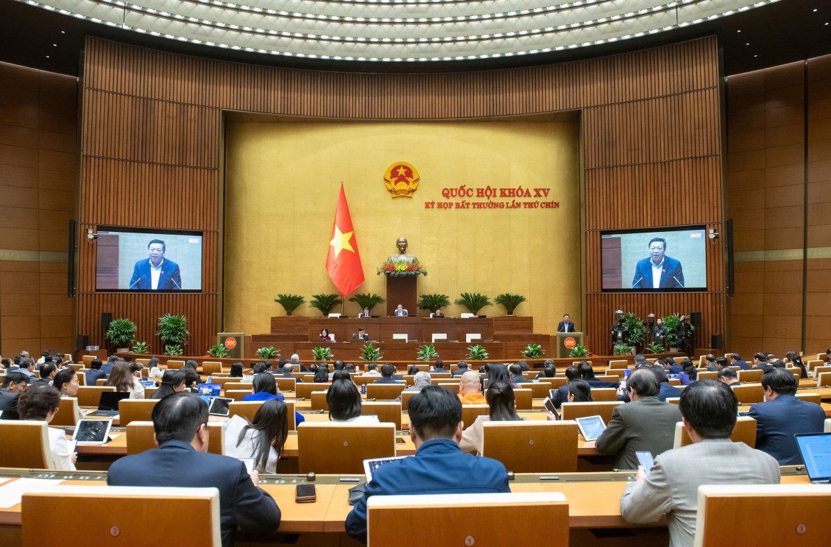 Bộ trưởng Bộ Giao thông vận tải Trần Hồng Minh trình bày Tờ trình