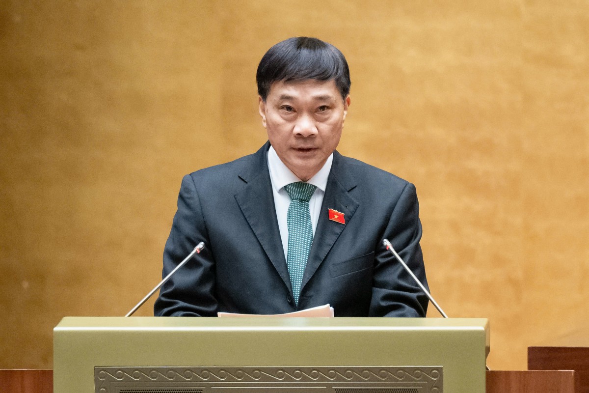 Chủ nhiệm Ủy ban Kinh tế Vũ Hồng Thanh trình bày báo cáo thẩm tra