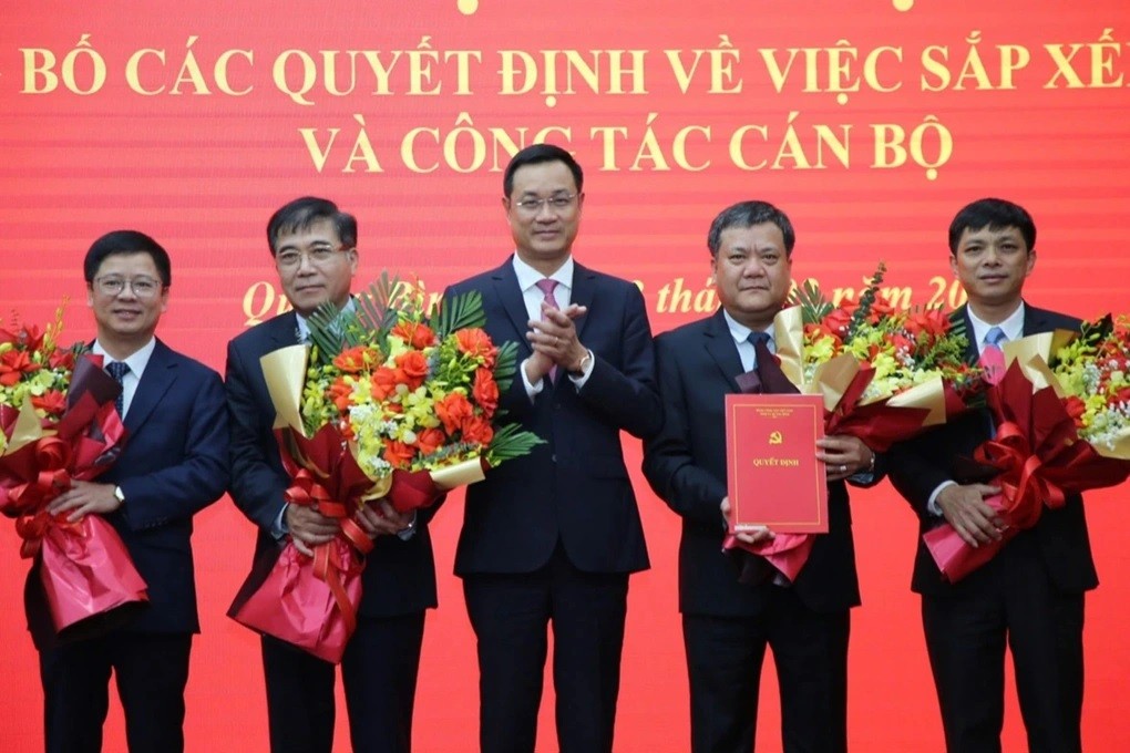 Bí thư Tỉnh ủy Quảng Bình trao quyết định và tặng hoa chúc mừng các cán bộ lãnh đạo được giao nhiệm vụ mới (Ảnh: Công Sáng). Bí thư Tỉnh ủy Quảng Bình trao quyết định và tặng hoa chúc mừng các cán bộ lãnh đạo được giao nhiệm vụ mới (Ảnh: Công Sáng).