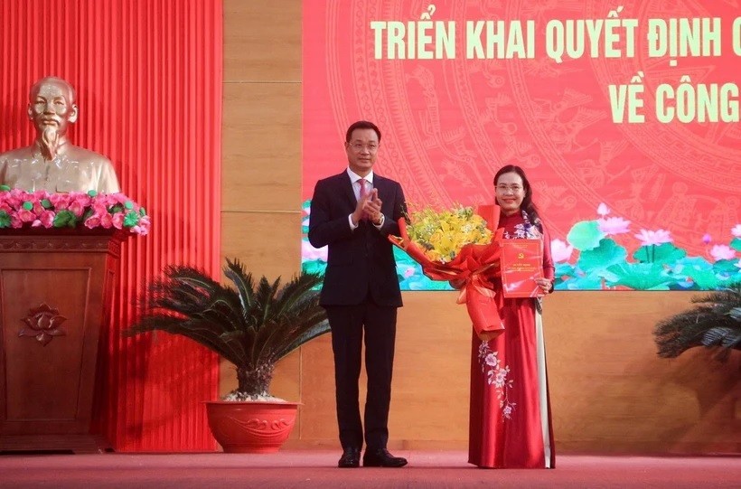 Bí thư Tỉnh ủy Quảng Bình Lê Ngọc Quang trao Quyết định về việc điều động, phân công, chỉ định bà Phạm Thị Hân giữ chức Bí thư Thành ủy Đồng Hới. Bí thư Tỉnh ủy Quảng Bình Lê Ngọc Quang trao Quyết định về việc điều động, phân công, chỉ định bà Phạm Thị Hân giữ chức Bí thư Thành ủy Đồng Hới.