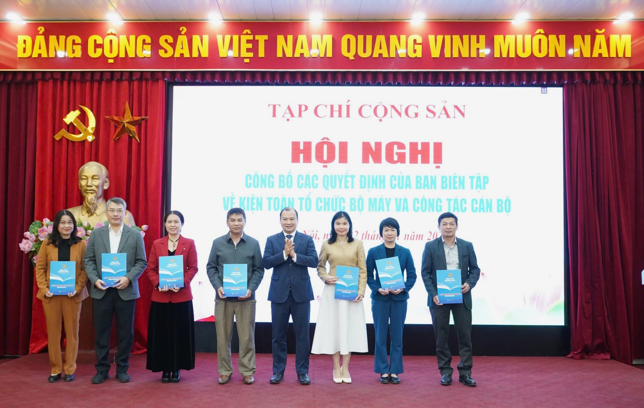PGS, TS. Lê Hải Bình trao quyết định về công tác cán bộ đối với lãnh đạo tạp chí các Ban Đảng và lãnh đạo đơn vị thay đổi tên gọi của Tạp chí Cộng sản_Ảnh: Nguyễn Văn Hanh PGS, TS. Lê Hải Bình trao quyết định về công tác cán bộ đối với lãnh đạo tạp chí các Ban Đảng và lãnh đạo đơn vị thay đổi tên gọi của Tạp chí Cộng sản_Ảnh: Nguyễn Văn Hanh