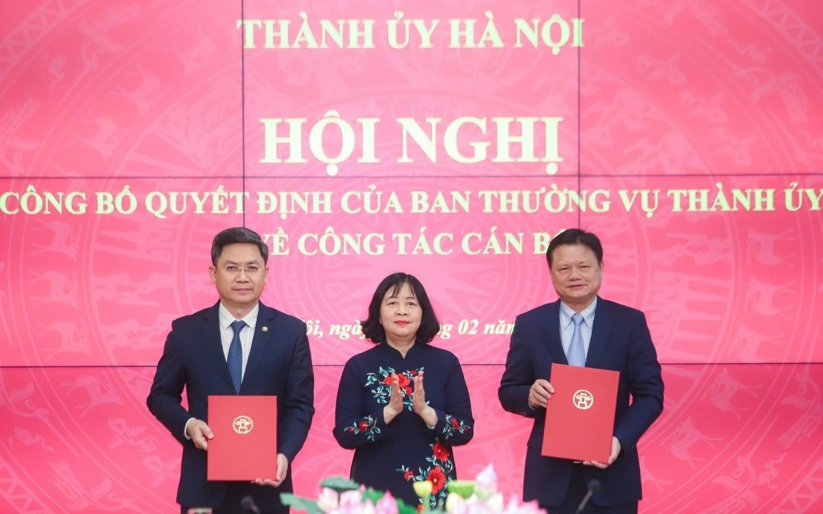 Bí thư Thành ủy Hà Nội Bùi Thị Minh Hoài trao quyết định nghỉ hưu với ông Vũ Đức Bảo (bên phải) và tân Trưởng Ban Tổ chức Thành ủy Hà Minh Hải. Bí thư Thành ủy Hà Nội Bùi Thị Minh Hoài trao quyết định nghỉ hưu với ông Vũ Đức Bảo (bên phải) và tân Trưởng Ban Tổ chức Thành ủy Hà Minh Hải.