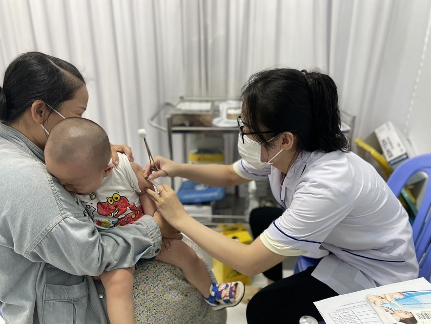 Các tỉnh, thành phố tổ chức ngay chiến dịch tiêm vaccine phòng bệnh sởi. Ảnh: TL.