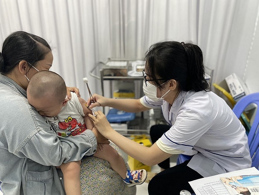Dịch sởi bùng phát, Thủ tướng yêu cầu đẩy nhanh tiến độ tiêm phòng vaccine. Ảnh: TL.