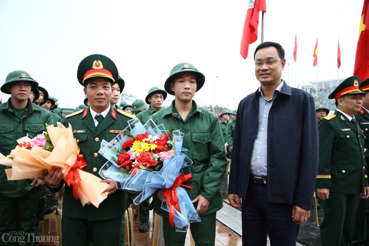 Bí thư Tỉnh uỷ Quảng Bình Lê Ngọc Quang tặng hoa động viên các tân binh lên đường nhận nhiệm vụ