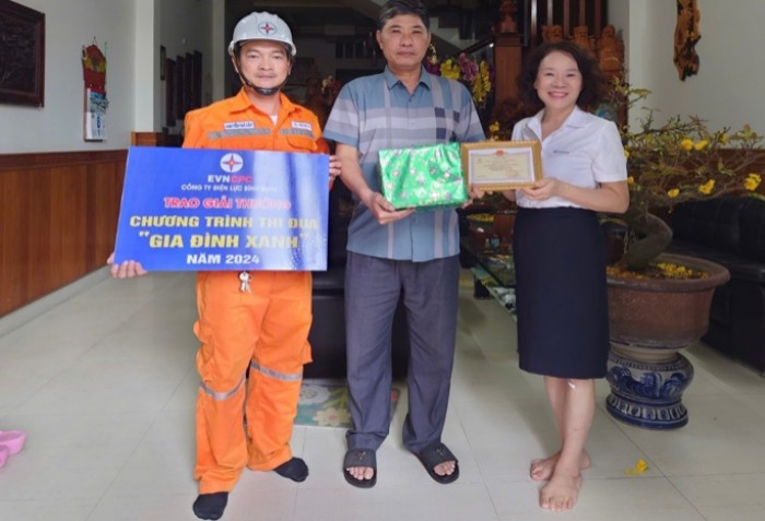 undefined Điện lực Quy Nhơn trao giải thưởng cho các 'Gia đình xanh'