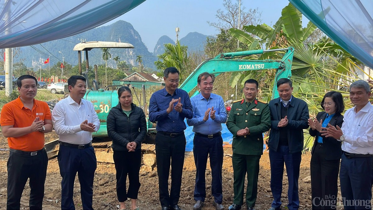 Bí thư Tỉnh uỷ Quảng Bình Lê Ngọc Quang cùng lãnh đạo, chính quyền địa phương tại buổi lễ khởi công xây dựng nhà mới cho hộ nghèo tại huyện Minh Hoá, tỉnh Quảng Bình  Bí thư Tỉnh uỷ Quảng Bình Lê Ngọc Quang cùng lãnh đạo, chính quyền địa phương tại buổi lễ khởi công xây dựng nhà mới cho hộ nghèo tại huyện Minh Hoá, tỉnh Quảng Bình