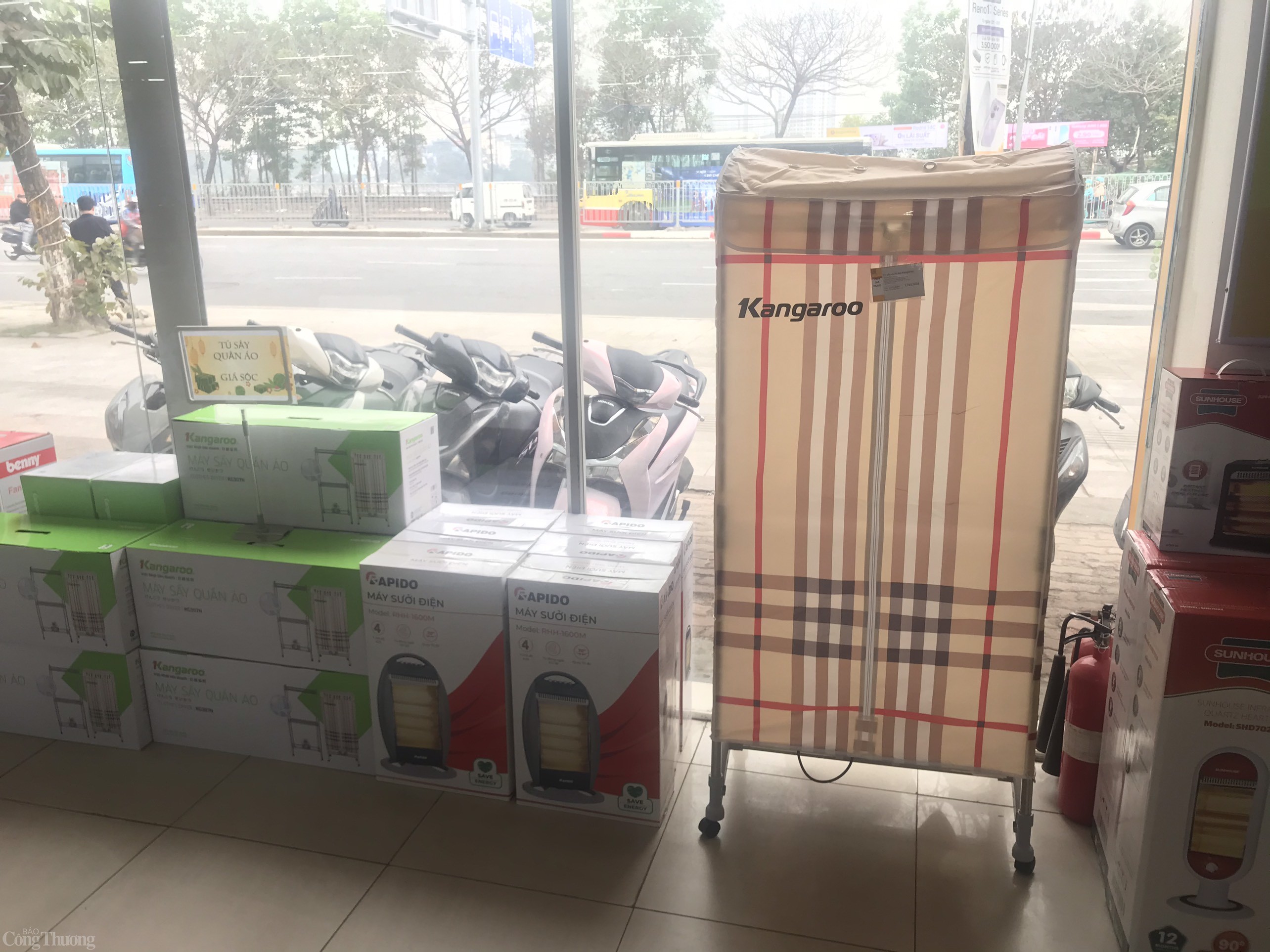 Lồng sấy quần áo có giá hơn 1,7 triệu đồng, có khả năng làm khô đồ trong khoảng 2-3 giờ. Ảnh: Lê An