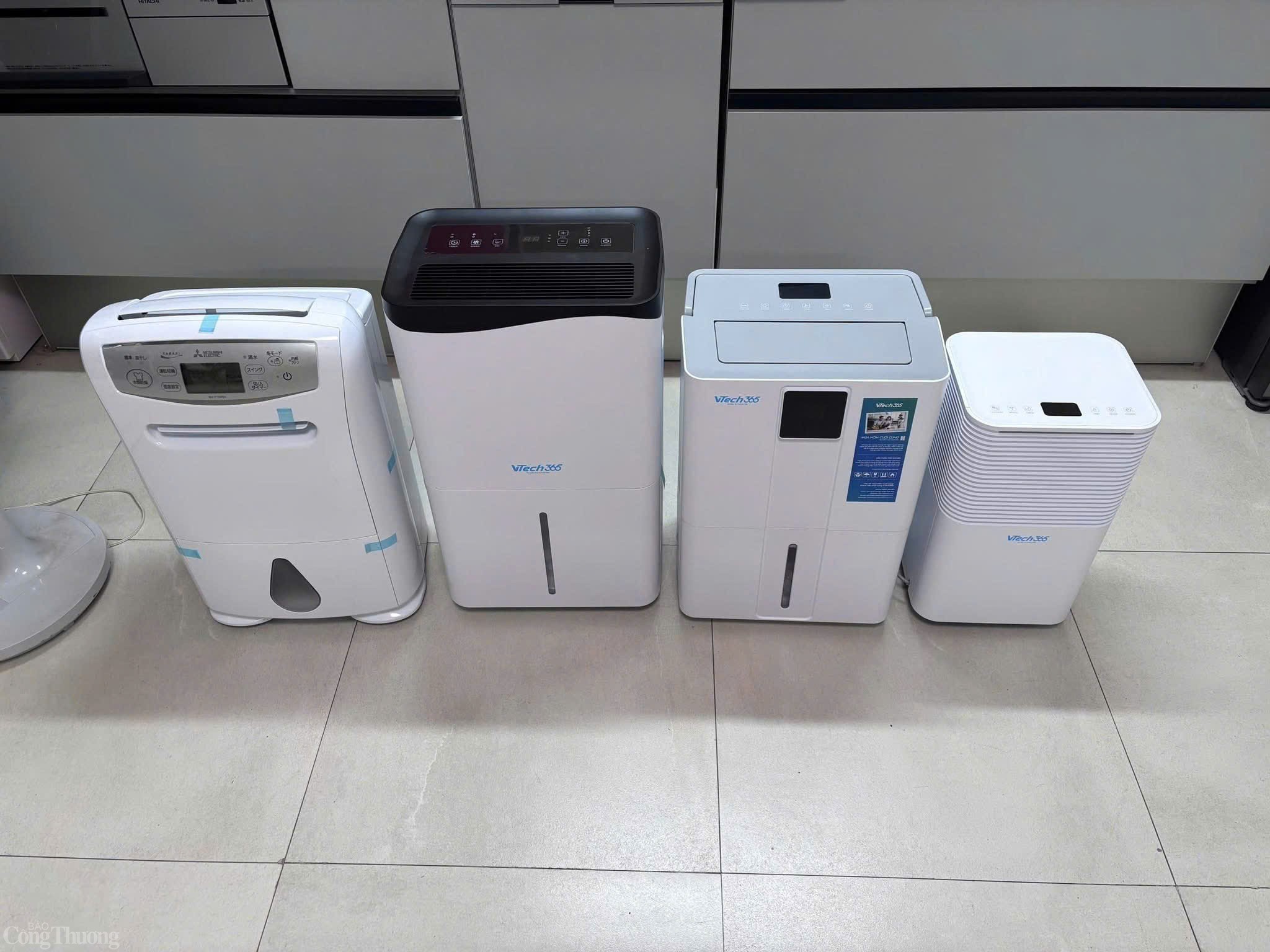 Nhiều máy hút ẩm được bàn trên các sàn thương mại điện tử với mức giá phải chăng. Ảnh: Lê An