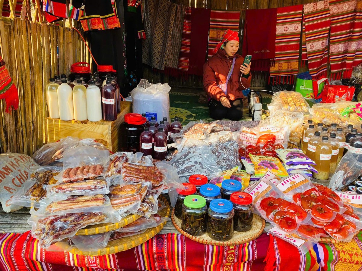 Nhiều hàng hoá, nông sản Mộc Châu thêm cơ hội tiêu thụ nhờ du lịch. Ảnh: Hồng Tươi