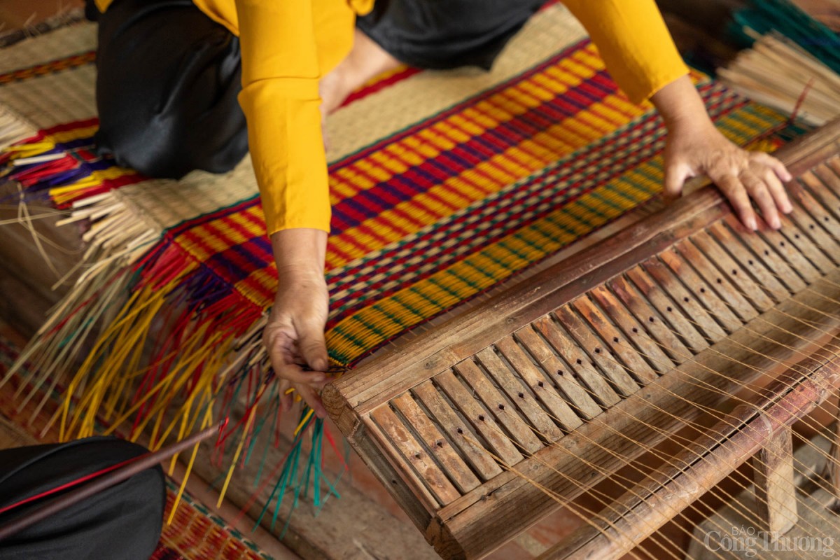 Nghề dệt chiếu cói Kim Bồng (nghề chiếu lác Kim Bồng) đã có lịch sử hàng trăm năm