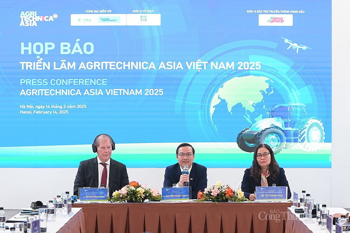Ông Peter Grothues (ngoài cùng bên trái); Tổng Biên tập Báo Nông nghiệp Việt Nam Nguyễn Ngọc Thạch và bà Nguyễn Thị Thanh Thủy - Vụ trưởng Vụ Khoa học Công nghệ và Môi trường (Bộ NN-PTNT) đồng chủ trì buổi họp báo. Ông Peter Grothues (ngoài cùng bên trái); Tổng Biên tập Báo Nông nghiệp Việt Nam Nguyễn Ngọc Thạch và bà Nguyễn Thị Thanh Thủy - Vụ trưởng Vụ Khoa học Công nghệ và Môi trường (Bộ NN-PTNT) đồng chủ trì buổi họp báo.