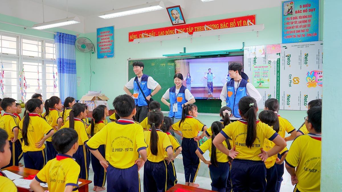 Đoàn hướng dẫn học sinh múa hát, chơi các trò chơi dân gian, cắt dán tranh và làm đẹp tường chân cầu thang bằng tranh vẽ. Đoàn hướng dẫn học sinh múa hát, chơi các trò chơi dân gian, cắt dán tranh và làm đẹp tường chân cầu thang bằng tranh vẽ.