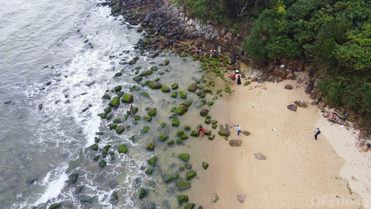 Ghềnh đá Nam Ô nhìn từ trên cao.