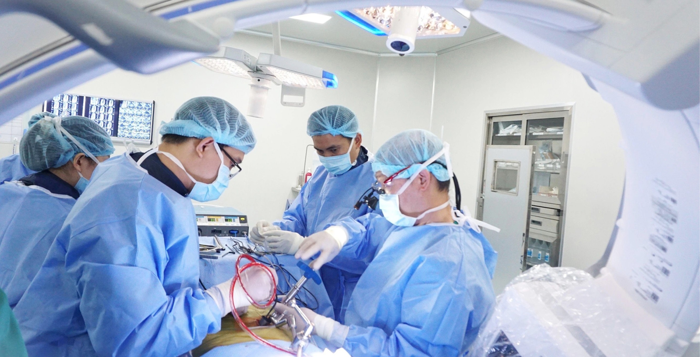 Hình ảnh người thầy thuốc là biểu tượng nhân văn tận tụy Hình ảnh người thầy thuốc là biểu tượng nhân văn tận tụy