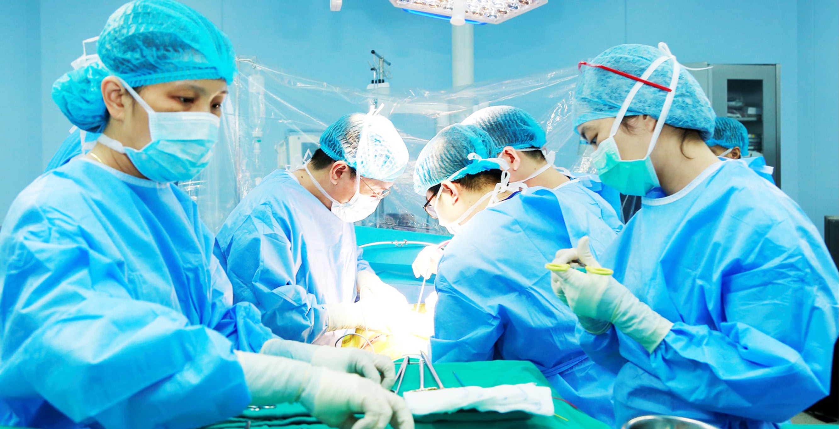 Hình ảnh người thầy thuốc là biểu tượng nhân văn tận tụy Hình ảnh người thầy thuốc là biểu tượng nhân văn tận tụy