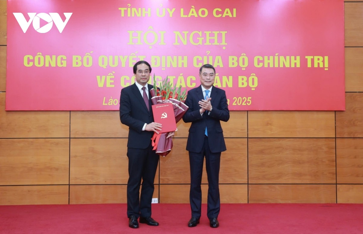 Trưởng Ban Tổ chức Trung ương Lê Minh Hưng trao Quyết định chuẩn y của Bộ Chính trị cho ông Trịnh Xuân Trường. Ảnh: VOV Trưởng Ban Tổ chức Trung ương Lê Minh Hưng trao Quyết định chuẩn y của Bộ Chính trị cho ông Trịnh Xuân Trường. Ảnh: VOV