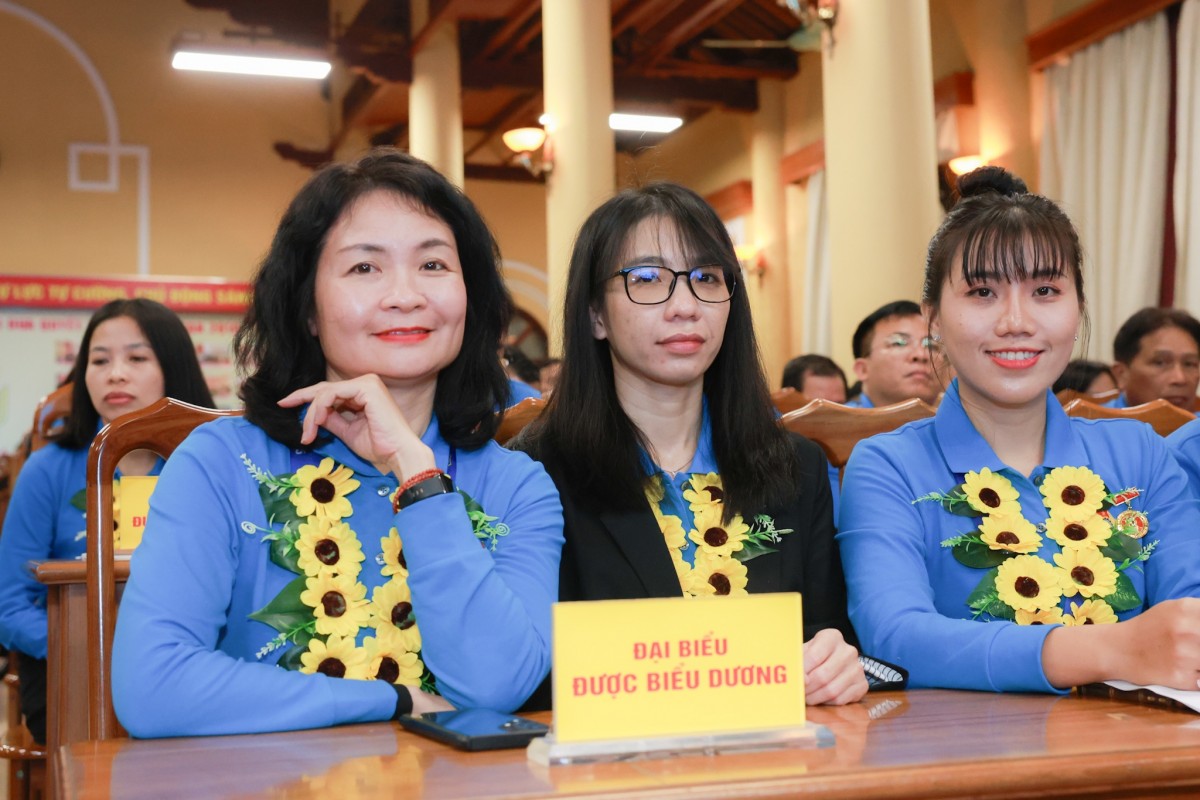 Các lao động nữ rất nỗ lực khi tham gia công tác Đảng Các lao động nữ rất nỗ lực khi tham gia công tác Đảng