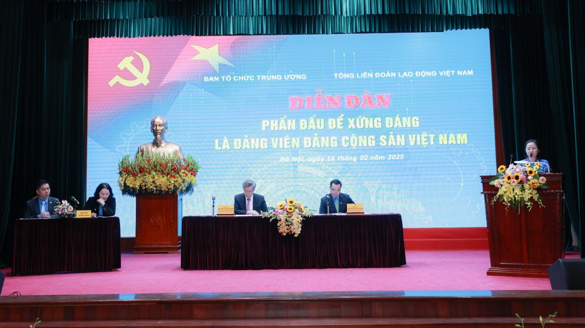 Khai mạc Diễn đàn: “Phấn đấu để xứng đáng là đảng viên Đảng Cộng sản Việt Nam” Khai mạc Diễn đàn: “Phấn đấu để xứng đáng là đảng viên Đảng Cộng sản Việt Nam”