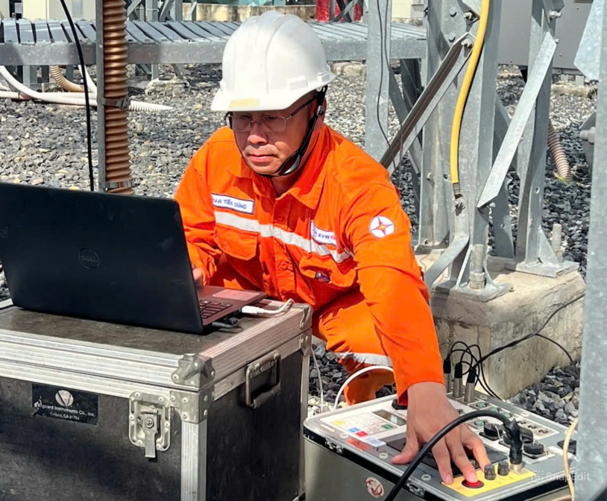 anh Phan Tiến Dũng - Tổ trưởng Tổ Cao áp, Đội thí nghiệm Xí nghiệp Dịch vụ Điện lực Khánh Hòa 