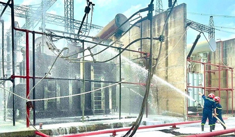 Lực lượng cứu hoả phun nước dập lửa