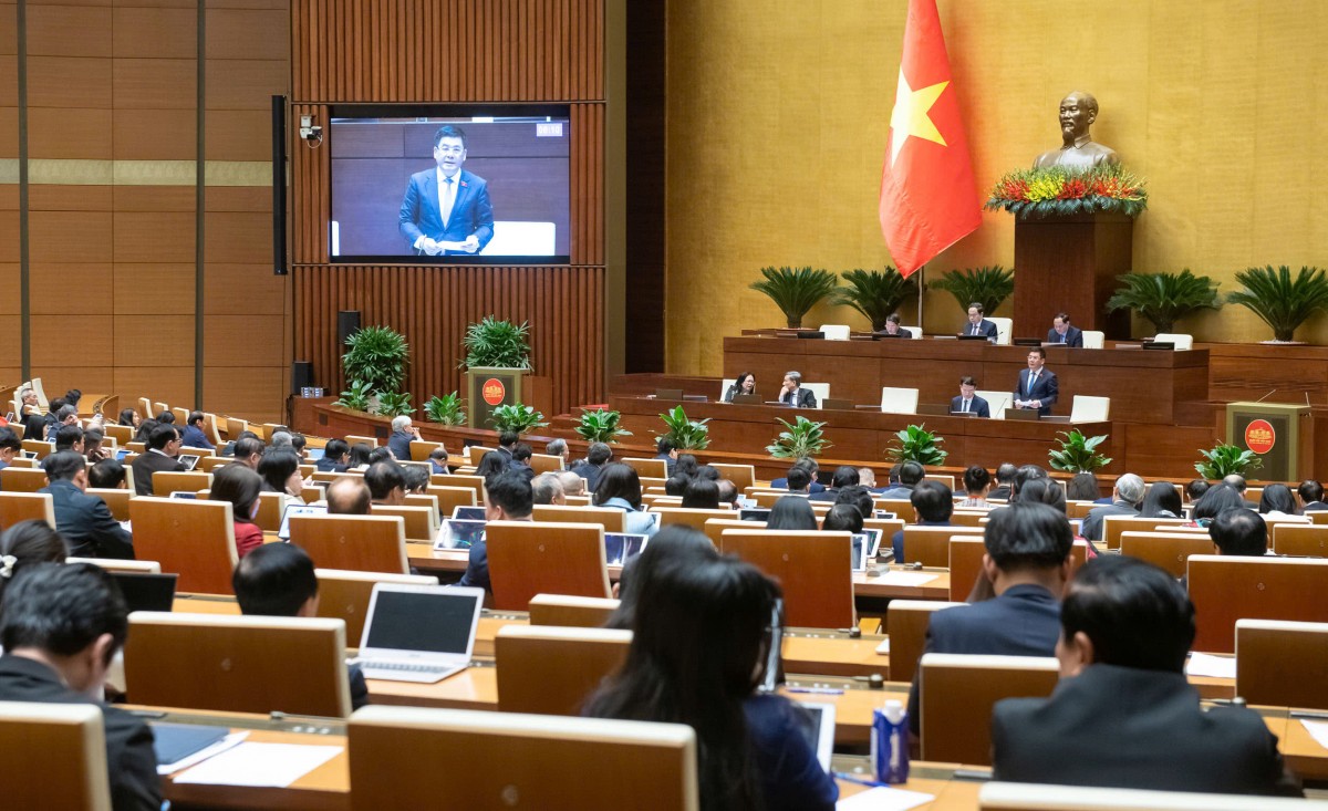 Bộ trưởng Bộ Công thương Nguyễn Hồng Diên phát biểu giải trình, làm rõ một số vấn đề đại biểu Quốc hội nêu