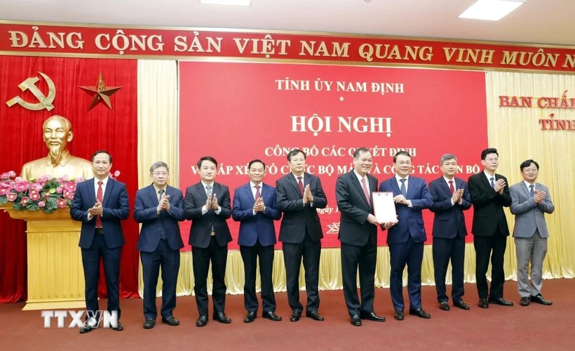 Bí thư Tỉnh ủy Nam Định Đặng Khánh Toàn trao Quyết định thành lập Đảng bộ các cơ quan Đảng tỉnh Nam Định nhiệm kỳ 2020-2025. (Ảnh: Thái Thuần/TTXVN)