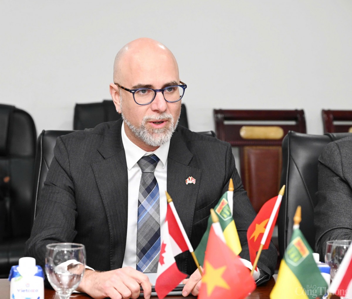 Thứ trưởng Nguyễn Hoàng Long tiếp, làm việc với đoàn Canada Thứ trưởng Nguyễn Hoàng Long tiếp, làm việc với đoàn Canada