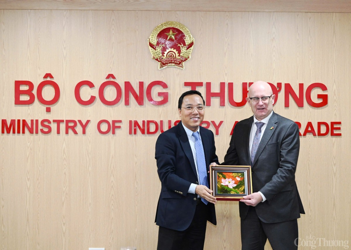 Thứ trưởng Nguyễn Hoàng Long tiếp, làm việc với đoàn Canada Thứ trưởng Nguyễn Hoàng Long tiếp, làm việc với đoàn Canada