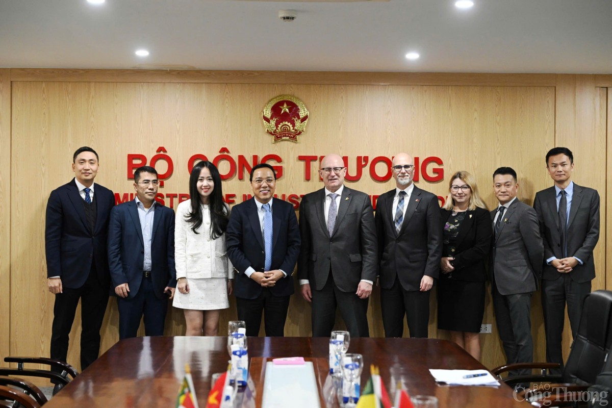 Thứ trưởng Nguyễn Hoàng Long tiếp, làm việc với đoàn Canada Thứ trưởng Nguyễn Hoàng Long tiếp, làm việc với đoàn Canada