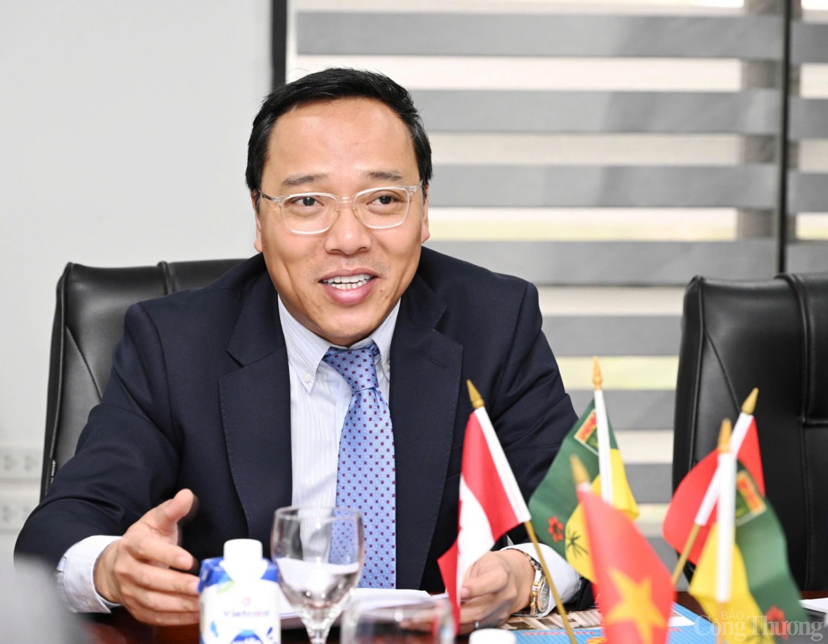 Thứ trưởng Nguyễn Hoàng Long tiếp, làm việc với đoàn Canada Thứ trưởng Nguyễn Hoàng Long tiếp, làm việc với đoàn Canada