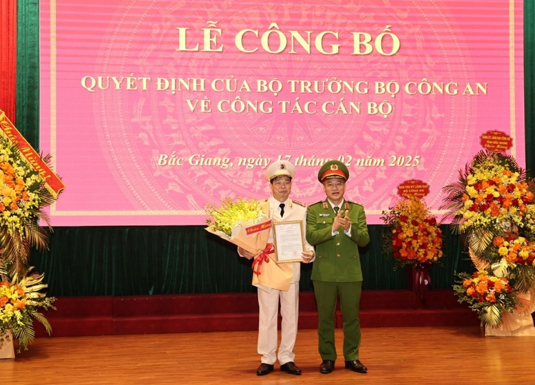 Trung tướng Nguyễn Văn Long - Thứ trưởng Bộ Công an trao quyết định điều động, bổ nhiệm Đại tá Nguyễn Quang Vinh giữ chức vụ Giám đốc Công an tỉnh Bắc Giang. Ảnh: Công an bắc Giang Trung tướng Nguyễn Văn Long - Thứ trưởng Bộ Công an trao quyết định điều động, bổ nhiệm Đại tá Nguyễn Quang Vinh giữ chức vụ Giám đốc Công an tỉnh Bắc Giang. Ảnh: Công an bắc Giang