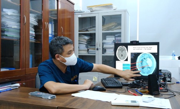 Bác sĩ Nguyễn Trung Nguyên, Giám đốc Trung tâm chống độc, Bệnh viện Bạch Mai chỉ phần não bị tổn thương của người ngộ độc methanol Bác sĩ Nguyễn Trung Nguyên, Giám đốc Trung tâm chống độc, Bệnh viện Bạch Mai chỉ phần não bị tổn thương của người ngộ độc methanol