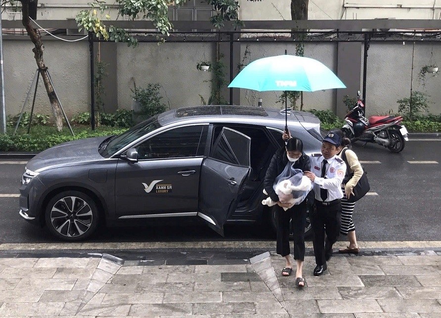 Nhân viên bảo vệ tòa nhà khu dân cư hỗ trợ cư dân những ngày mưa lạnh Nhân viên bảo vệ tòa nhà khu dân cư hỗ trợ cư dân những ngày mưa lạnh