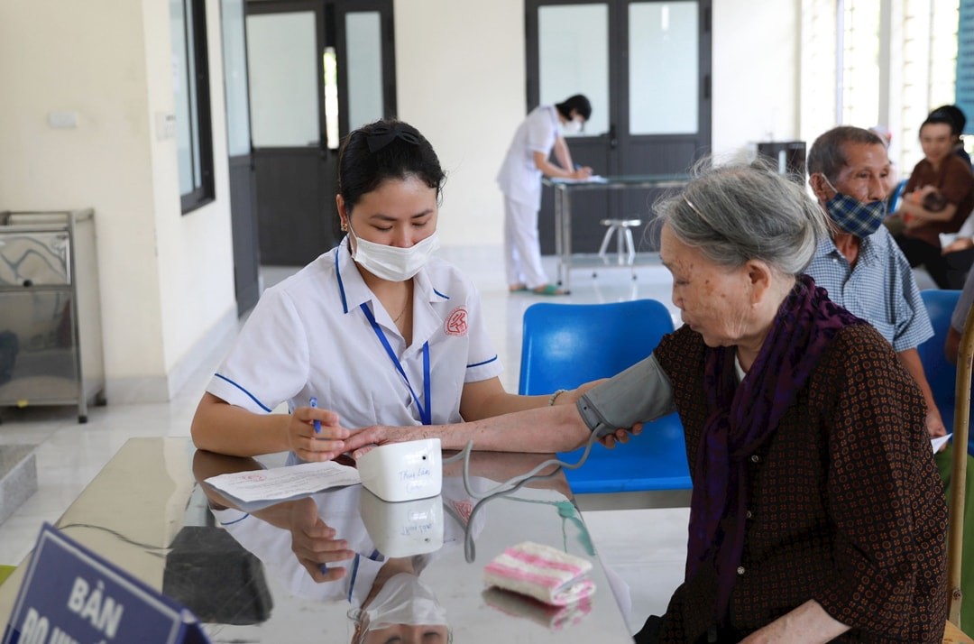 Mạng lưới y tế cơ sở trực tiếp gần người dân nhất, là tuyến đầu trong phòng bệnh, chăm sóc sức khỏe cũng như sàng lọc, phát hiện sớm và kiểm soát bệnh tật. Ảnh: Nguyễn Quang