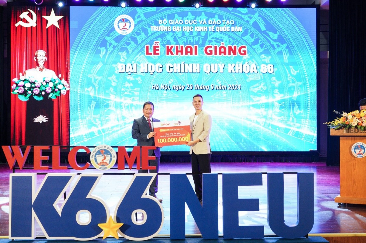 Đại diện ROX Group trao biển tài trợ học bổng cho đại diện trường.