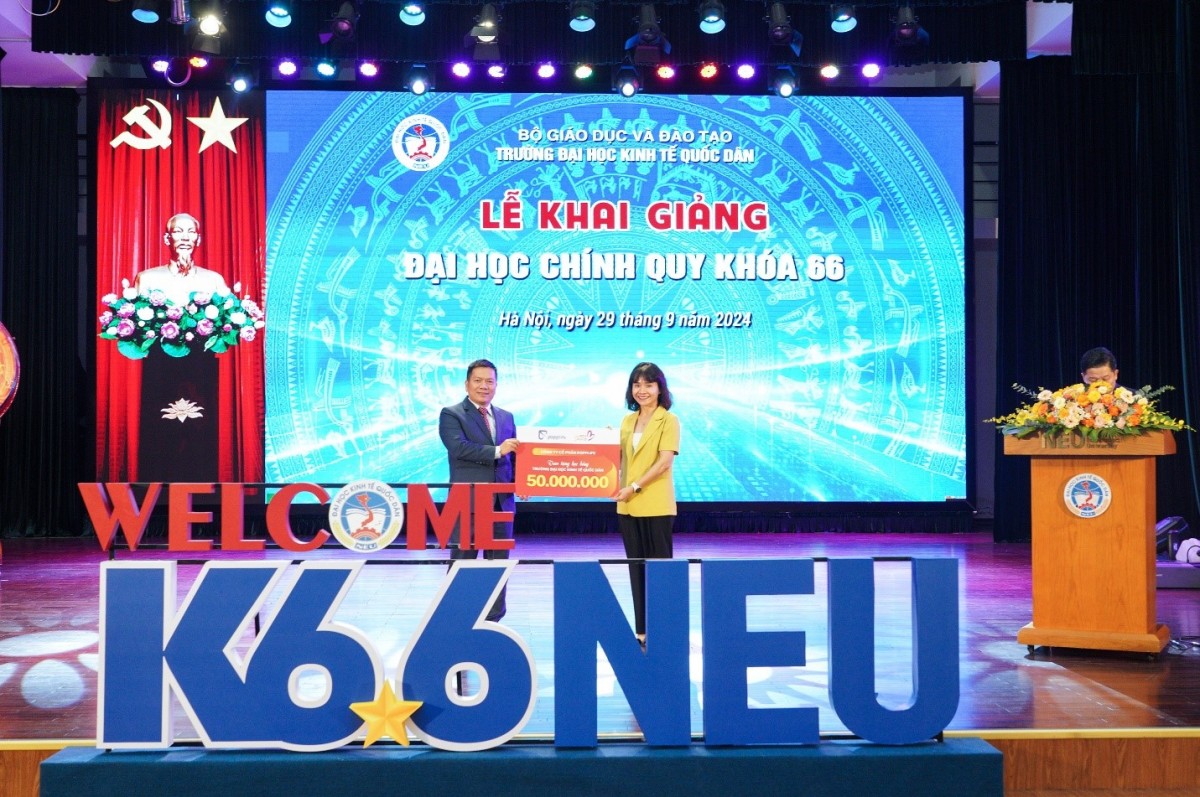 Đại diện công ty Popplife - một thành viên của ROX Group - trao biển tài trợ học bổng cho đại diện trường.