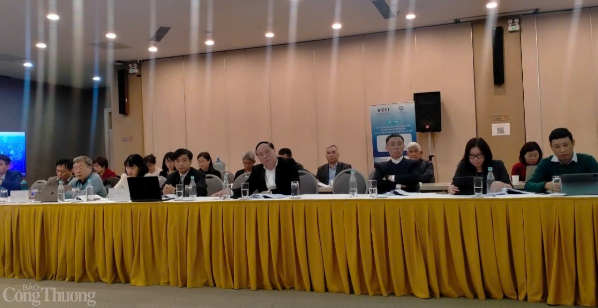 Doanh nghiệp góp ý hoàn thiện dự thảo. Ảnh: Nguyễn Hoà Doanh nghiệp góp ý hoàn thiện dự thảo. Ảnh: Nguyễn Hoà