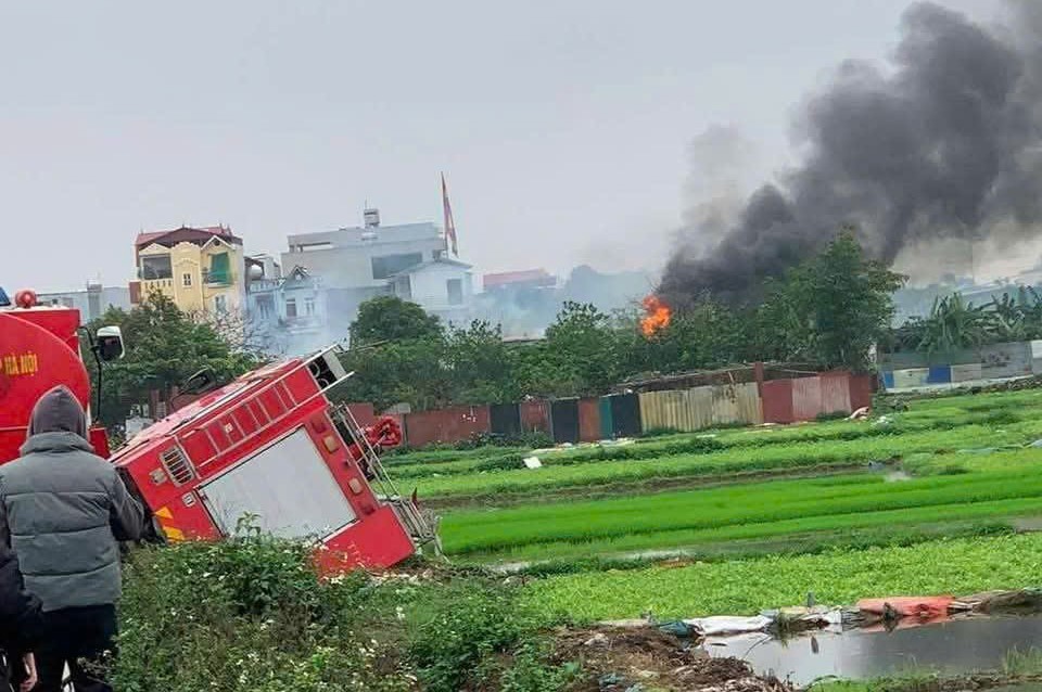 Xe cứu hỏa chữa cháy gặp nạn gần hiện trường vụ cháy Xe cứu hỏa chữa cháy gặp nạn gần hiện trường vụ cháy