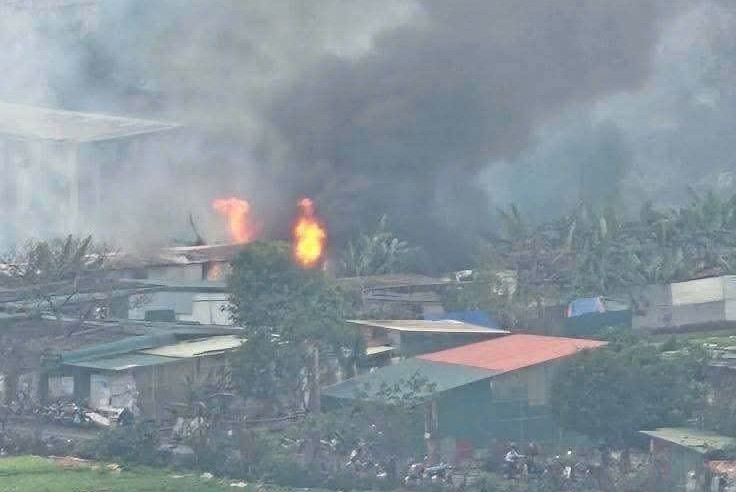 Xe cứu hỏa chữa cháy gặp nạn gần hiện trường vụ cháy Xe cứu hỏa chữa cháy gặp nạn gần hiện trường vụ cháy