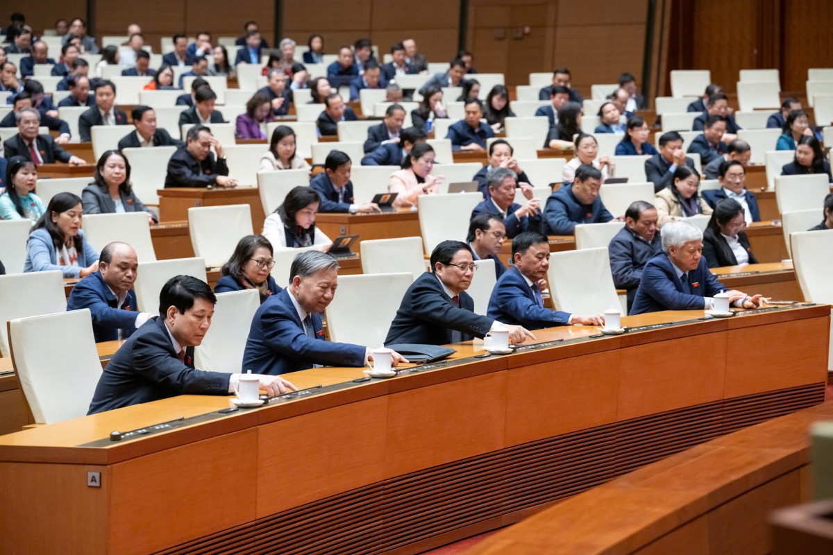 Các đại biểu biểu quyết thông qua 5 dự thảo nghị quyết bằng hình thức biểu quyết điện tử Các đại biểu biểu quyết thông qua 5 dự thảo nghị quyết bằng hình thức biểu quyết điện tử