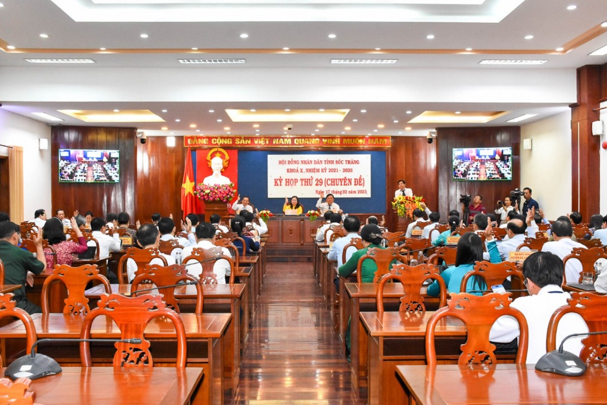 Đại biểu HĐND tỉnh Sóc Trăng biểu quyết thông qua nghị quyết. Ảnh: SONG LÊ Đại biểu HĐND tỉnh Sóc Trăng biểu quyết thông qua nghị quyết. Ảnh: SONG LÊ