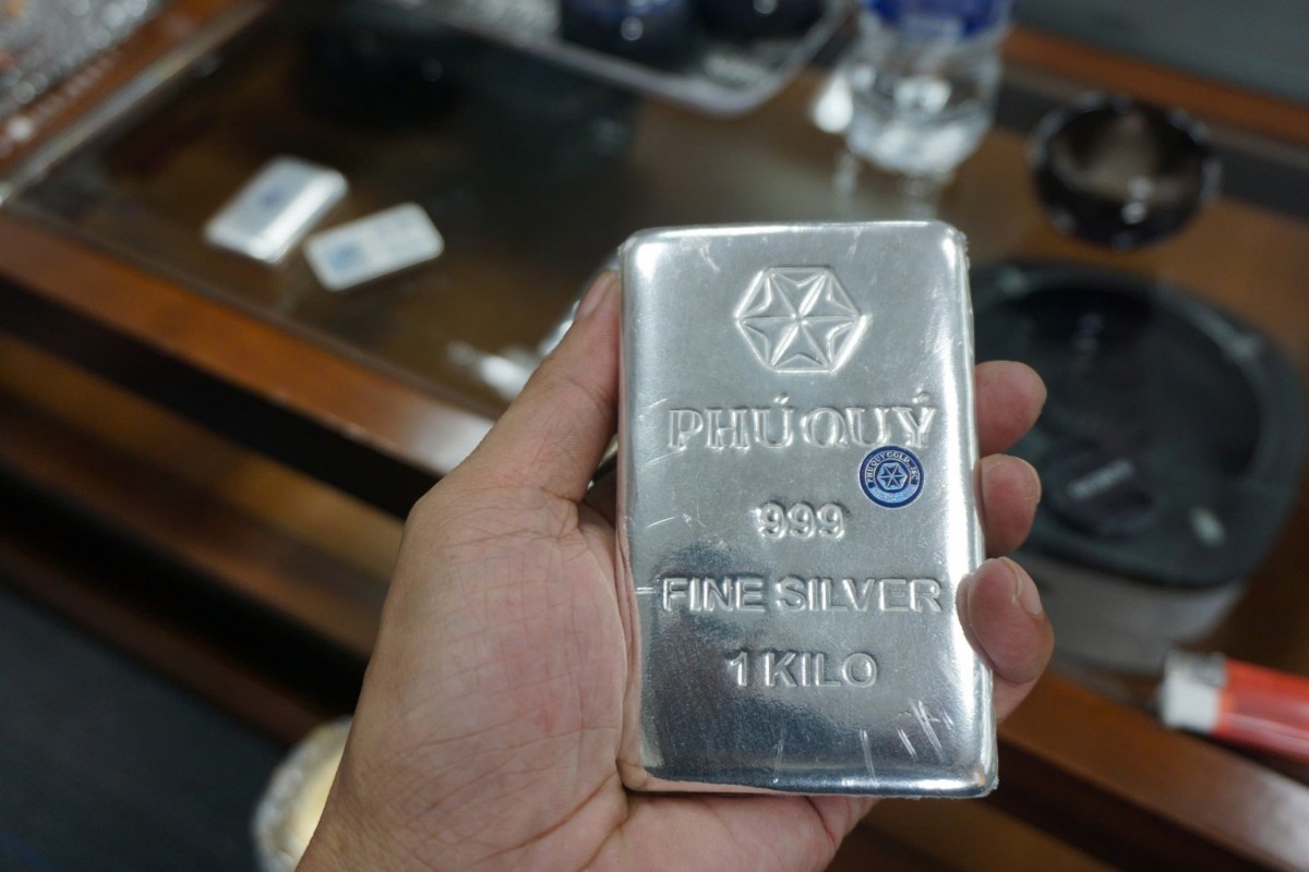 Theo quy định của pháp luật Việt Nam, bạc được định nghĩa là kim loại quý. Theo quy định của pháp luật Việt Nam, bạc được định nghĩa là kim loại quý.