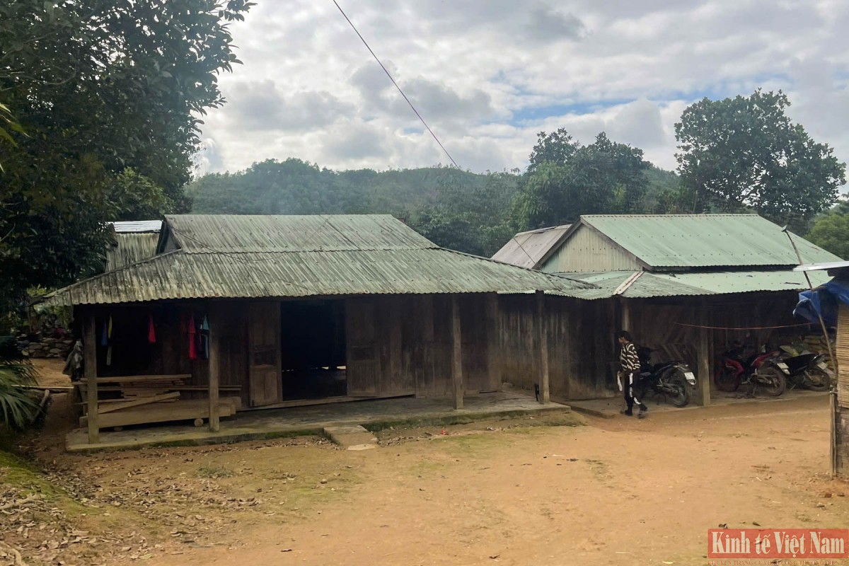 Trên địa bàn tỉnh Quảng Nam, Quảng Ngãi còn hàng chục nghìn ngôi nhà tạm, nhà dột nát cần được hỗ trợ sửa chữa, xây mới (Ảnh chụp tại huyện Tây Giang, tỉnh Quảng Nam) Trên địa bàn tỉnh Quảng Nam, Quảng Ngãi còn hàng chục nghìn ngôi nhà tạm, nhà dột nát cần được hỗ trợ sửa chữa, xây mới (Ảnh chụp tại huyện Tây Giang, tỉnh Quảng Nam)