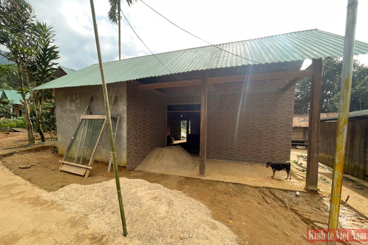 Một ngôi nhà đang được xây mới từ nguồn kinh phí hỗ trợ xóa nhà tạm, nhà dột nát trên địa bàn huyện Tây Giang (tỉnh Quảng Nam) Một ngôi nhà đang được xây mới từ nguồn kinh phí hỗ trợ xóa nhà tạm, nhà dột nát trên địa bàn huyện Tây Giang (tỉnh Quảng Nam)