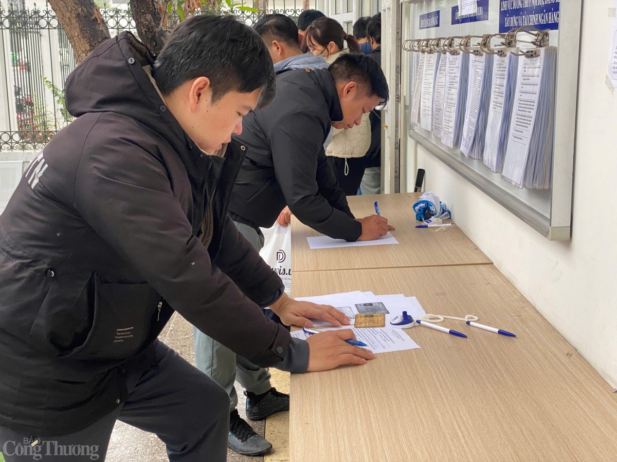 Người dân điền hồ sơ để xin cấp giấy phép lái xe mới. Ảnh: Lê An