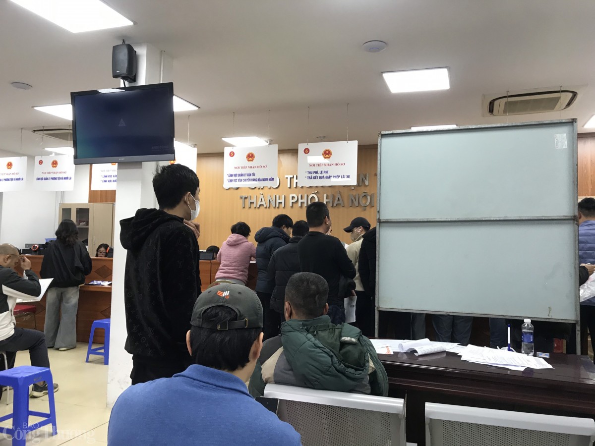 Công tác cấp giấy phép lái xe trực tiếp vẫn tiếp tục tại Sở Giao thông vận tải Hà Nội cho đến khi có chỉ đạo mới từ cấp có thẩm quyền. Ảnh: Lê An