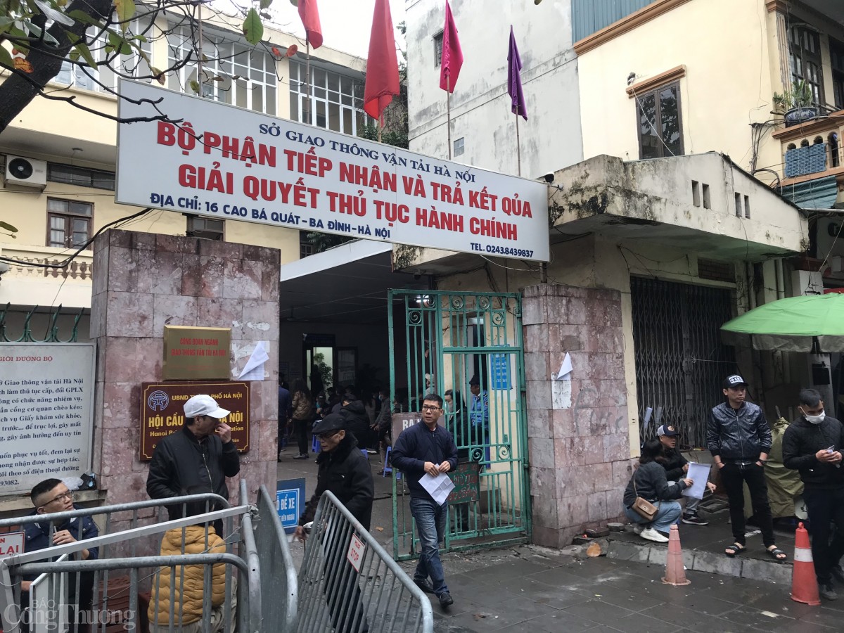 Sở Giao thông vận tải Hà Nội vẫn đang tiếp nhận hồ sơ đổi giấy phép lái xe. Ảnh: Lê An