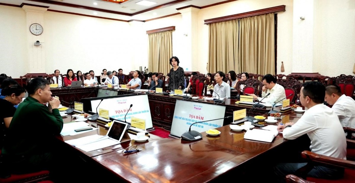 Bà Phan Minh Thủy, Trưởng phòng Xây dựng Pháp luật, Ban Pháp chế - VCCI phát biểu tại hội thảo